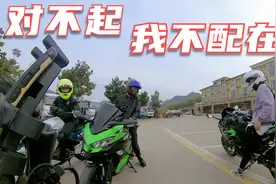 妹子骑125摩托跟川崎400跑山，感受下什么叫伤害性不大侮辱性极强视频封面