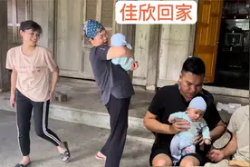 阿俊来接小慧和欣欣回家看爷爷奶奶了。外公外婆舍不得离开佳欣。视频封面