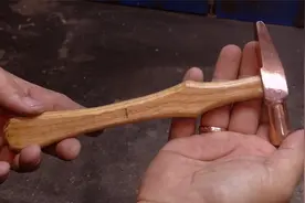 用废旧铜电线制作一把漂亮的小铜锤，哪天用坏了再回炉重造视频封面