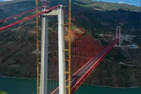 不可思议！中国再次征服世界，用2根“筷子”建大桥，美国做不到视频封面