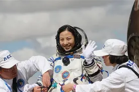 王亚平或成中国首位女性指令长？神十七10月发射，太空方便餐待命视频封面