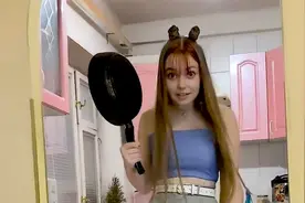 中国小伙在乌克兰，大展身手做中餐，成功用番茄炒蛋征服妹子！视频封面