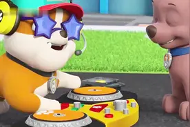 小砾表演DJ刮盘说唱，汪汪队狗狗一起跳舞