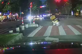 外卖小哥配送赶时间，路口“极限压弯”掉头：这只是汤的极限视频封面