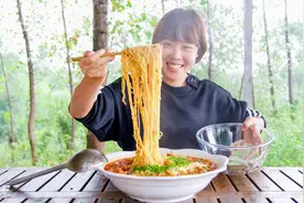 秋妹煮一碗热腾腾的泡面，浓浓的番茄香加上一颗吸汁煎蛋，真享受