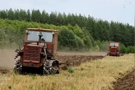 苏联时期制造的T4链轨拖拉机，带你穿越回上世纪看农场日常视频封面