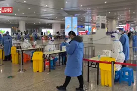 记者探访杭州东站“优化”首日 进站快了 做核酸的人少了视频封面