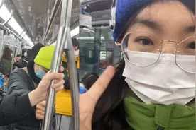 女生去坐地铁，发现戴帽子的人日益增多，网友：戴帽子的都是阳康视频封面