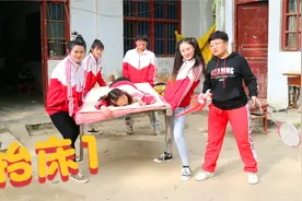 短剧：大美赖床睡懒觉，没想到竟被小伙伴抬着床丢了出去，太逗了视频封面