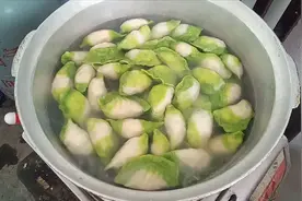 饺子正包着，瓶盖忽然咚的一声飞上天，为什么视频封面