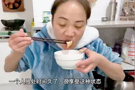 患有红斑狼疮后，莹莹的饮食越来越清淡了，一个人就这样弄的吃？视频封面