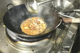 酒店原来是这样做花蟹焖鸡，看专业大厨，如何把螃蟹烹饪到极致