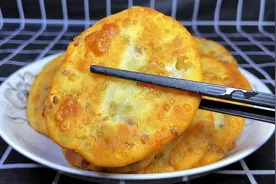 绿豆放面粉里搅一搅，这做法许多人没吃过，外酥里糯，天热要多吃