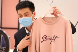 商场楼管小哥跨界直播卖女装，网友直夸美死了：为了“自救“视频封面