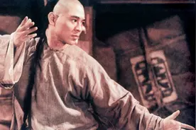 李连杰扮演的黄飞鸿，一招一式行云流水，彰显真功夫，足足火28年