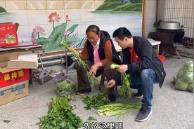 芹菜叶子竟然还能吃？农村大妈简单加工后，这也太美味了视频封面