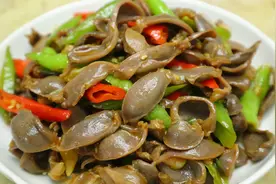 辣椒炒鸡胗绝了，简直太好吃了，许多人都做不好，看大厨如何做的