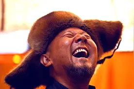 盘点腾格尔爆笑片段，饰演石佛市场逗寡妇，回家直接跪搓衣板！视频封面