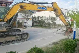 大型挖掘机破碎混泥土路面，随便砸了几下就想掀起来，整翻车了吧视频封面