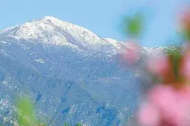气势磅礴！雪山、春花美景交融 北京延庆现“海坨戴雪”景观视频封面