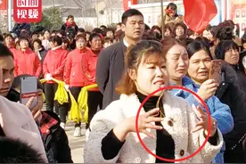 女老师用尽洪荒之力 人群中指导孩子跳舞视频封面