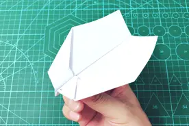 纸飞机这样折，扔出去还能自动返航，真是太好玩了视频封面