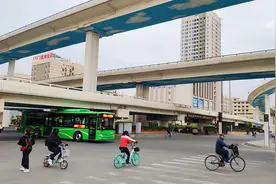 鼓楼立交桥是呼和浩特第一座大型立交桥，已经22岁了