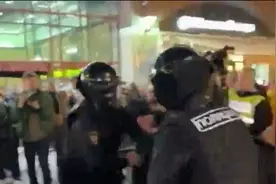 宣布部分动员后俄多地爆发反战示威，飞往周边国家单程机票遭抢购视频封面