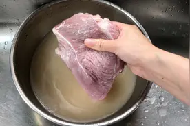 猪肉千万不可用清水洗，厨师长教我妙招，脏东西和血水全都跑出来视频封面