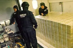 顶尖盗贼在45分钟内，偷走重达3吨的1500亿现金，一部韩国犯罪片视频封面