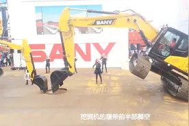 实拍挖掘机跳舞全过程，美女为其伴奏，网友：难得一见视频封面