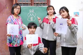月月教大家用数字画兔子，用数字3就能画成可爱的小兔子，真好玩