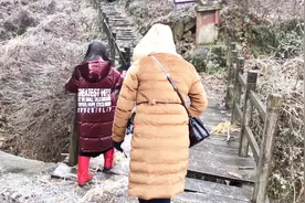冰雪封山床车打滑，带着孩子去山顶看雪，没有防滑鞋能成功吗？视频封面