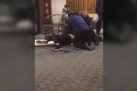 点赞！男子倒地抽搐，中介小哥展现教科书式急救视频封面
