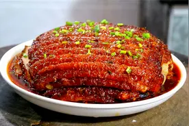 梅菜扣肉就服湖南这个做法，皮酥肉烂，肥而不腻，一口气能吃4块视频封面