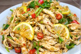 鸡胸肉又出新吃法，大厨教你做柠檬手撕鸡，酸辣下饭，好吃不干柴