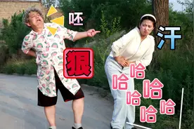 美女尿急找不到厕所，向大爷问路却没礼貌，看大爷如何戏弄她视频封面