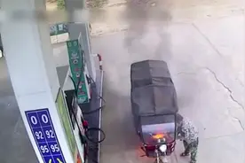点赞！三轮车刚靠近加油机就自燃，他们提起灭火器直奔“火车”视频封面