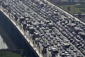 中国史上最大的一次堵车：整整12天，路面车辆排成135公里巨龙视频封面