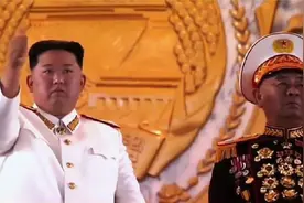 朝鲜阅兵仪式上首次弹簧步变正步，威武霸气，大家看看走的咋样的