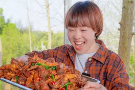 秋妹今天弄个干锅排骨，外焦里嫩酥香可口，配上特制炸芋头，巴适视频封面