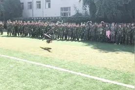 军训场上女学生表演“空翻”，一秒征服全校！教官眼睛都看直了视频封面