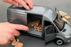 性价比很不错！法国模型品牌Norev 1：18比例奔驰凌特开箱记录视频封面