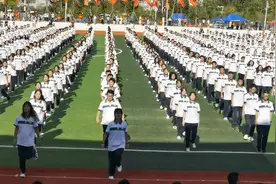 利川市一中运动会开幕式，千名学生大型舞蹈《你笑起来真好看》视频封面