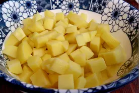 把土豆切成小块，这种做法太美味，家常待客有面子视频封面