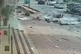 山东德州烤鸭店爆炸瞬间：凭空一声巨响烟尘四起有人从浓烟中逃出