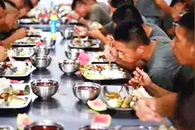 辽宁舰每天消耗食物达12吨，每天每人要吃约12斤，怎么会这么多呢视频封面