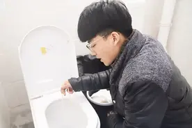 公公每次去厕所，总拿一根筷子，儿媳奇怪偷看后，直接报警视频封面