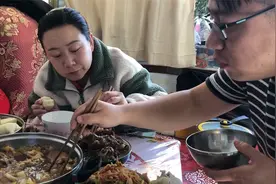 哥哥胖有原因，一顿最多吃多少土豆？不敢正面回答嫂子，好饭量视频封面