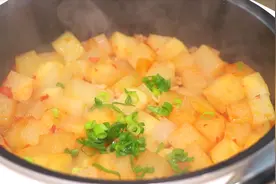 “土豆焖饭”的做法，一个电饭煲就能做，米饭更加香了视频封面